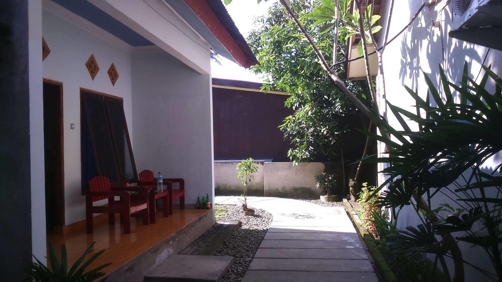 Family Garden Homestay Mangsit Bagian luar foto