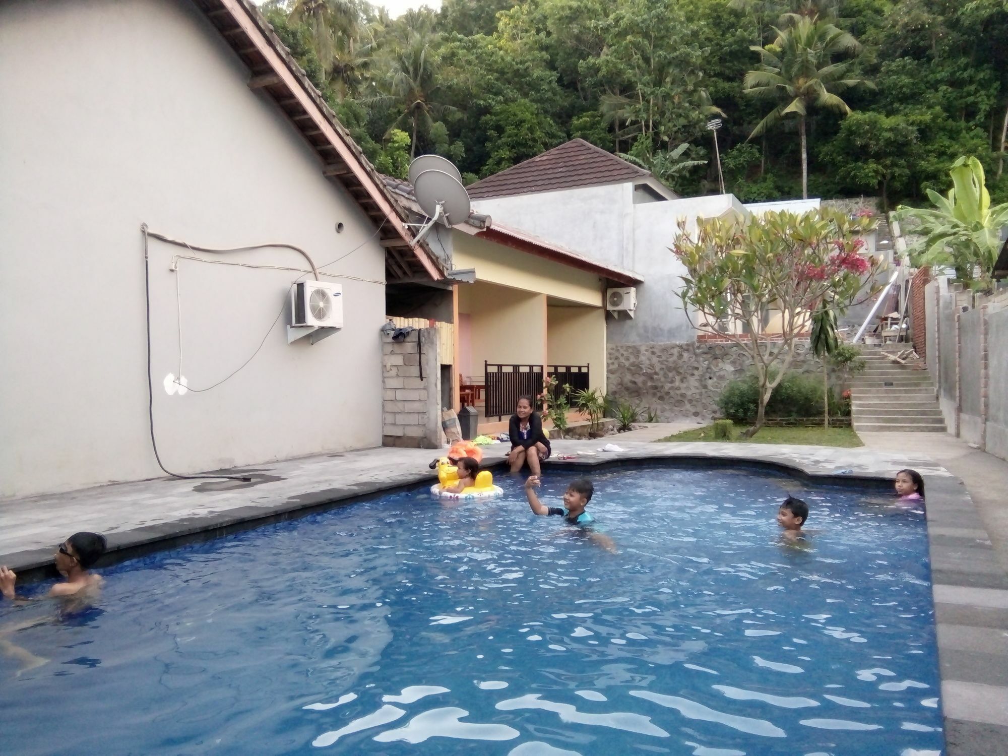 Family Garden Homestay Mangsit Bagian luar foto