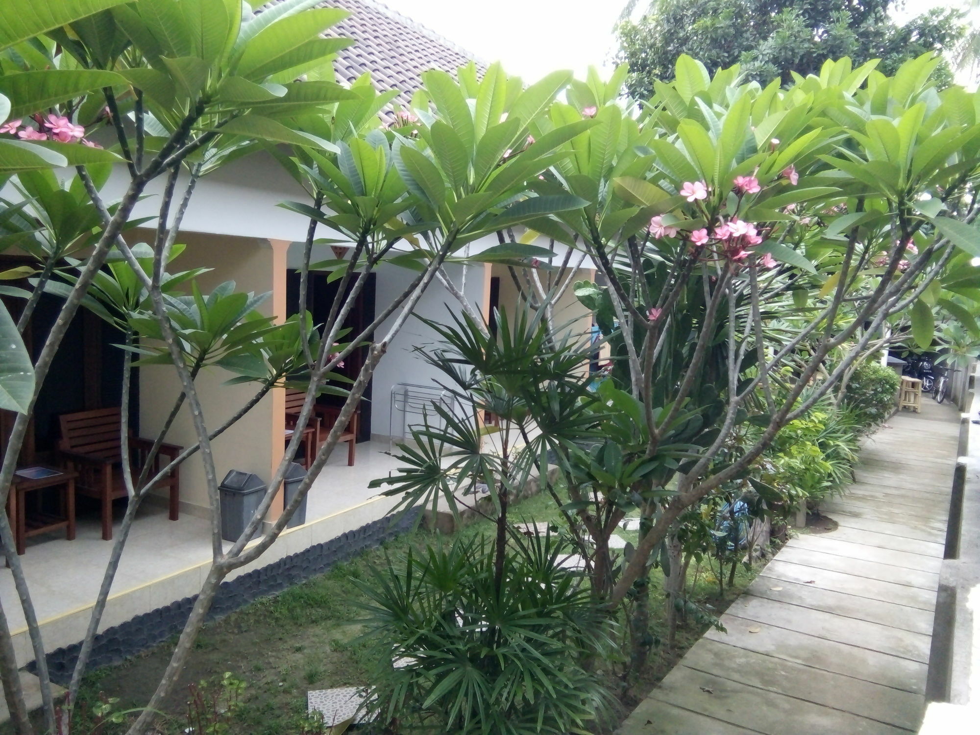 Family Garden Homestay Mangsit Bagian luar foto